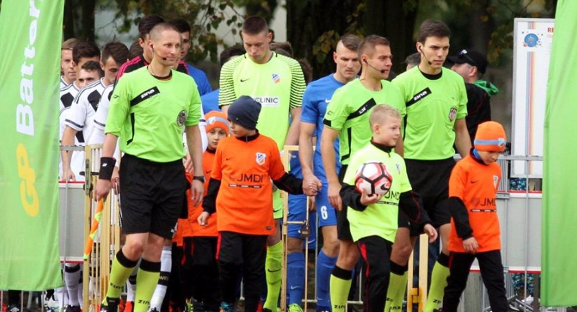 Ursuska III liga piłki nożnej w rundzie wiosennej na własnym boisku. Oby grali szczęśliwie…