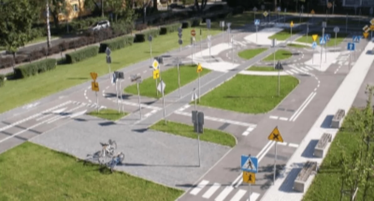 Rower, Ursus stawia bezpieczeństwo najmłodszych Rusza sezon Miasteczka Ruchu Drogowego - zdjęcie, fotografia