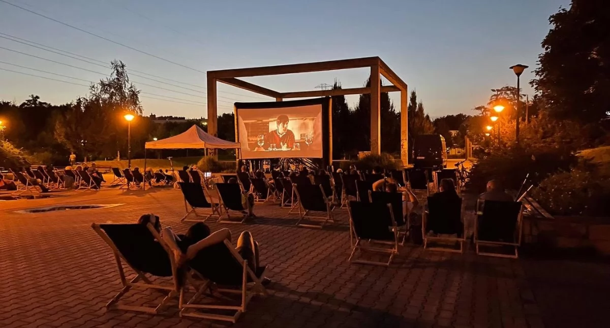 Kino, Filmowe wieczory Parku Czechowickim Sierpniowy repertuar plenerowego - zdjęcie, fotografia