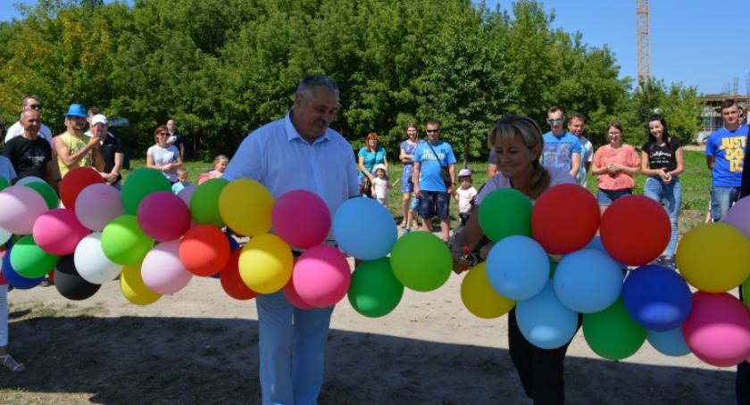 „Letnia Kraina Zabaw” przy ul. Dzieci Warszawy 24 zamieniła się w strefę rekreacji i rozrywki