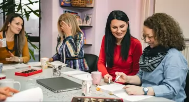 Czy stacjonarna nauka w szkole językowej jest skuteczniejsza? 