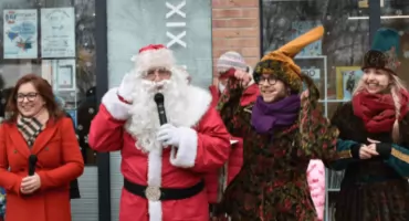 Święty Mikołaj rusza przez Ursus - rozdaje nagrody i prezenty