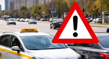 Kolizja na Al. Jerozolimskich - kierowcą taksówkarz znany z wcześniejszych stłuczek