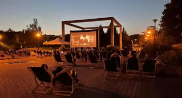 Filmowe wieczory w Parku Czechowickim. Sierpniowy repertuar kina plenerowego